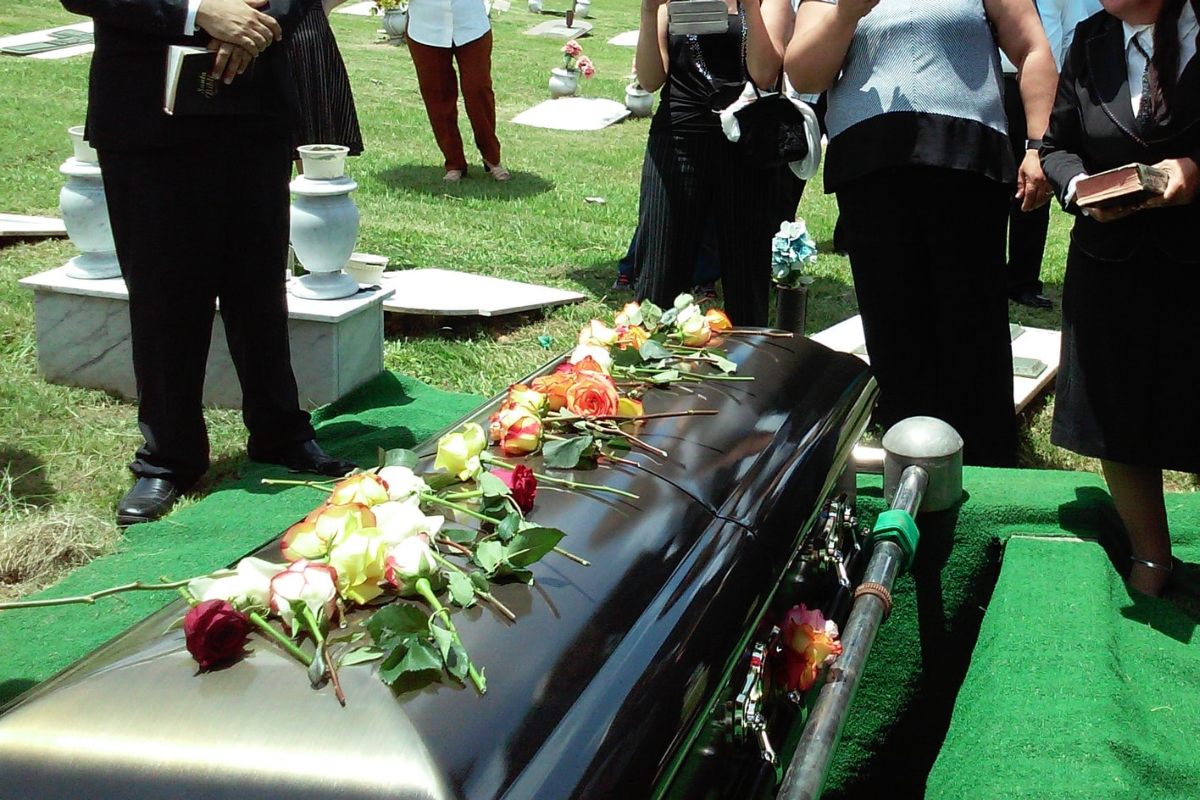 Conoce los detalles del permiso para asistir a una funeraria