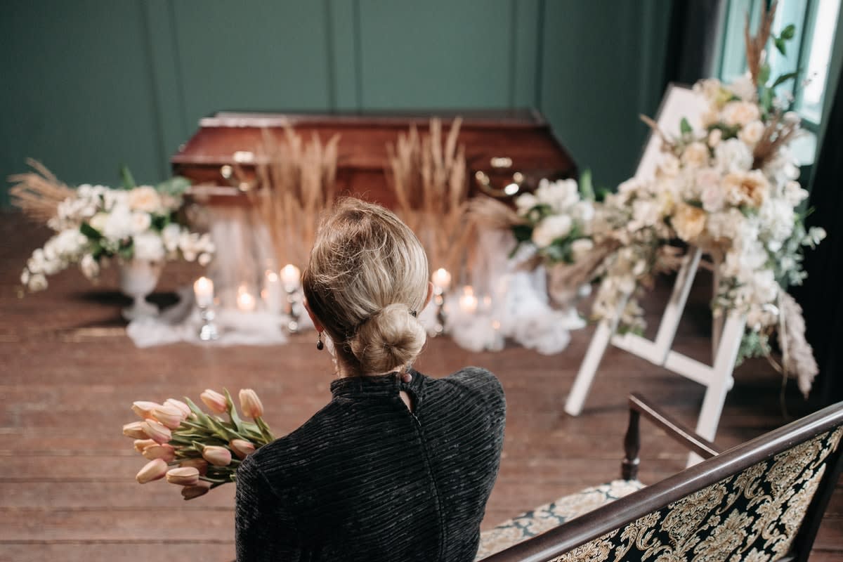 ¿Qué se debe poner en una corona de flores funeraria?