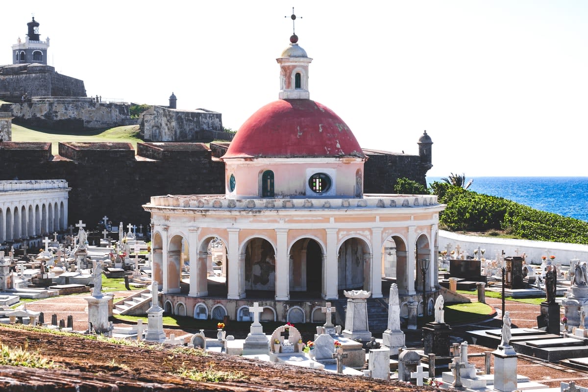 ¿Cuál es la diferencia entre panteón y cementerio?